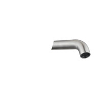 Gebogener Auslauf einer Armatur aus Metall mit Strahlregler.