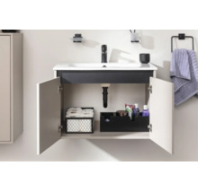 Moderner, wandhängender Waschtischunterschrank mit geöffneten Türen, Keramikwaschbecken und Metallarmaturen. Innenraum mit Körben organisiert.
