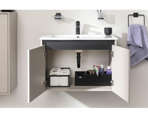 Moderner, wandhängender Waschtischunterschrank mit geöffneten Türen, Keramikwaschbecken und Metallarmaturen. Innenraum mit Körben organisiert.