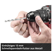 Einsetzen eines Metallbohrers in ein einhülsiges 13 Millimeter Schnellspannbohrfutter aus Metall eines Akkuschraubers.