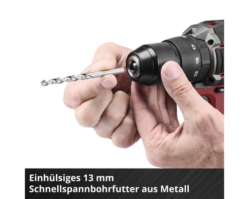Einsetzen eines Metallbohrers in ein einhülsiges 13 Millimeter Schnellspannbohrfutter aus Metall eines Akkuschraubers.