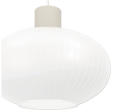 Pendelleuchtenschirm in Ellipsoidform mit gerippter Oberfläche und zylindrischer Halterung oben.