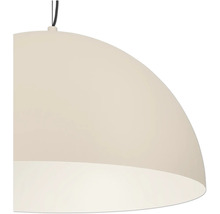 Halbkugelförmiger Lampenschirm für eine Pendelleuchte in Beige.