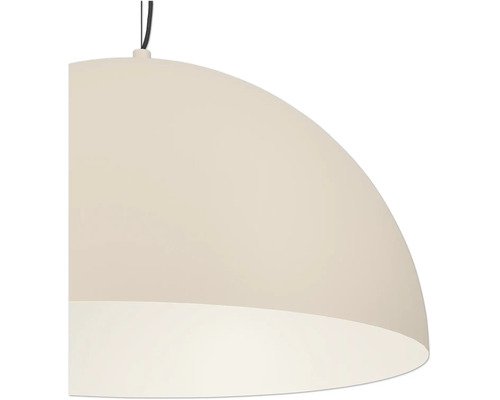 Halbkugelförmiger Lampenschirm für eine Pendelleuchte in Beige.