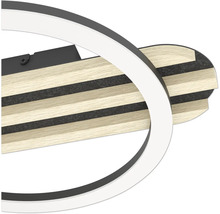 LED-Deckenleuchte mit Ring-Design und Basis in Holzoptik mit horizontalen Streifen.