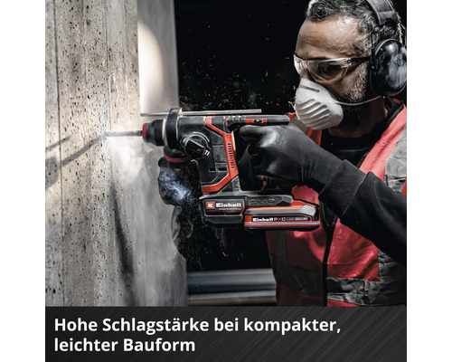 Einhell Akku-Bohrhammer im Einsatz beim Bohren in eine Betonwand durch einen Handwerker mit Schutzausrüstung.