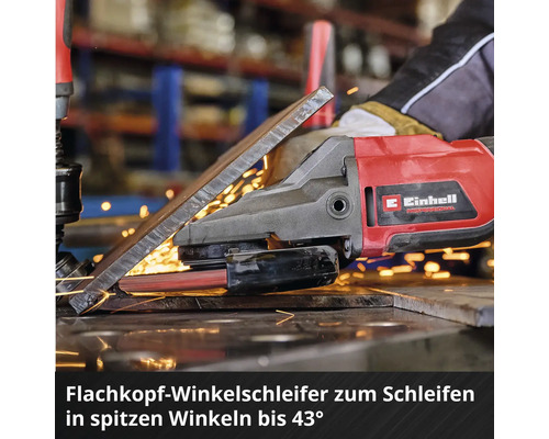 Einhell Professional Flachkopf-Winkelschleifer beim Schleifen von Metall in spitzen Winkeln bis 43 Grad.