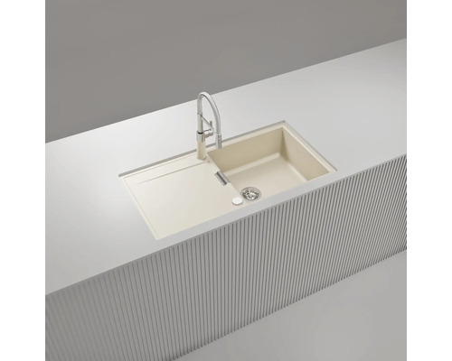 Einbauspüle aus Granitverbundstoff mit einem Becken, Abtropffläche und Küchenarmatur mit flexiblem Auslauf in einer modernen, hellen Kücheninsel.
