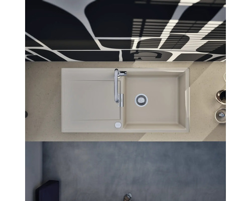 Einbauspüle aus Quarzkomposit mit Abtropffläche, Einzelbecken und Küchenarmatur in einer Arbeitsplatte, moderne Draufsicht, hell und organisiert.