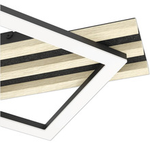 Detail einer LED-Deckenleuchte mit quadratischem Rahmen und dekorativen Holzlamellen.