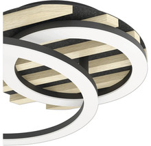 LED-Deckenleuchte mit ineinandergreifenden Ringen, Holzlamellen und schwarzer Filzbasis.