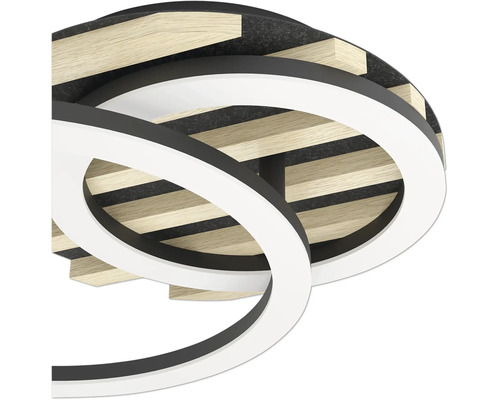 LED-Deckenleuchte mit ineinandergreifenden Ringen, Holzlamellen und schwarzer Filzbasis.