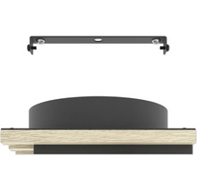 Detailansicht einer Deckenhalterung für eine Leuchte aus schwarzem Metall und hellem Holz.