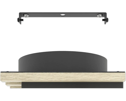 Detailansicht einer Deckenhalterung für eine Leuchte aus schwarzem Metall und hellem Holz.