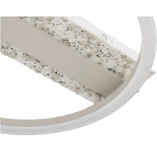Detailaufnahme einer modernen Leuchte mit einer strukturierten Oberfläche in Steinoptik und einem kreisförmigen Rahmen.