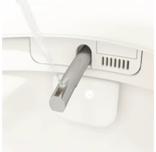 Nahaufnahme eines ausgefahrenen Duscharms eines Dusch-WCs mit aktivem Wasserstrahl.