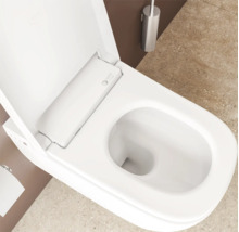 Draufsicht auf ein modernes, weißes, spülrandloses Wand-Dusch-WC der Marke VitrA V-care mit geöffnetem Deckel in einem Badezimmer.