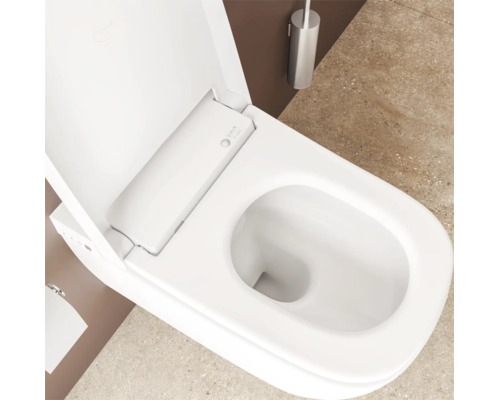 Draufsicht auf ein modernes, weißes, spülrandloses Wand-Dusch-WC der Marke VitrA V-care mit geöffnetem Deckel in einem Badezimmer.