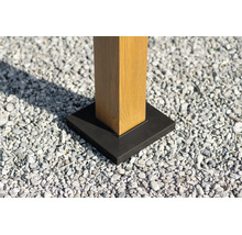 Quadratischer Pfostenfuß aus Metall an einem Holzpfosten auf Kies.