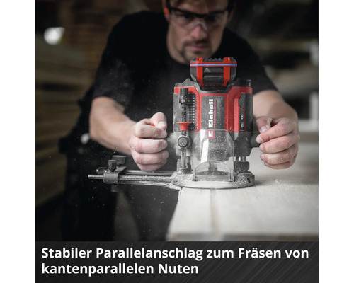 Einhell Logo auf einer Oberfräse mit stabilem Parallelanschlag beim Fräsen einer Nut in Holz mit sichtbaren Spänen.