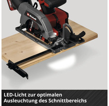 Einhell Akkumulator-Handkreissäge schneidet Holz mit integriertem LED-Licht zur Ausleuchtung des Schnittbereichs.