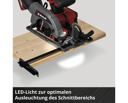 Einhell Akkumulator-Handkreissäge schneidet Holz mit integriertem LED-Licht zur Ausleuchtung des Schnittbereichs.