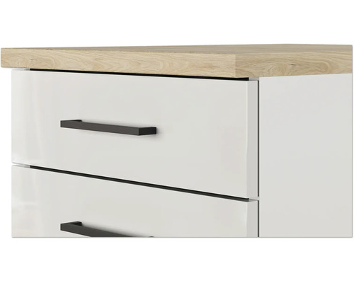 Moderner Unterschrank mit weißen Hochglanz-Schubladen, schwarzen Griffstangen und einer Arbeitsplatte in Holzoptik.