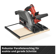 Einhell Tauchsäge mit montiertem Parallelanschlag auf einem Holzbrett für präzise und gerade Schnitte.
