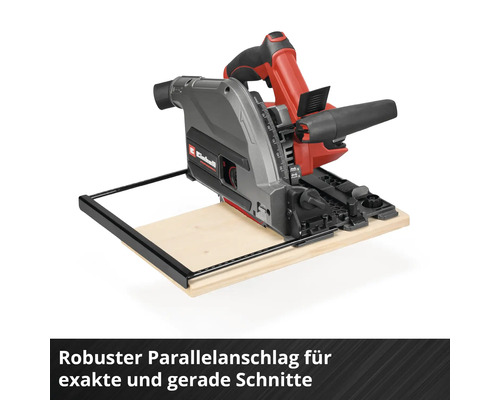 Einhell Tauchsäge mit montiertem Parallelanschlag auf einem Holzbrett für präzise und gerade Schnitte.