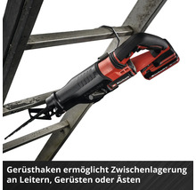Einhell Akku-Säbelsäge mit integriertem Gerüsthaken an einer Leiter aufgehängt.