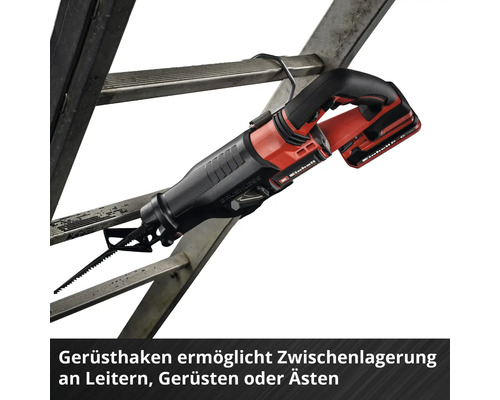 Einhell Akku-Säbelsäge mit integriertem Gerüsthaken an einer Leiter aufgehängt.