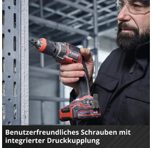 Person mit Schutzbrille bedient einen Einhell Akku-Trockenbauschrauber mit integrierter Druckkupplung bei der Montage an einem Metallprofil.