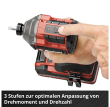Hand bedient die dreistufige Einstellung für Drehmoment und Drehzahl an einem Akku-Schlagschrauber.