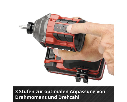 Hand bedient die dreistufige Einstellung für Drehmoment und Drehzahl an einem Akku-Schlagschrauber.