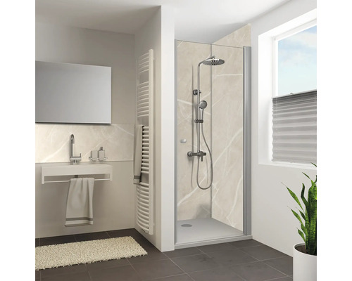 Modernes Badezimmer mit Dusche, Duschkabine aus Glas, Duschsystem und Wandpaneelen in Marmoroptik sowie einem Handtuchheizkörper.
