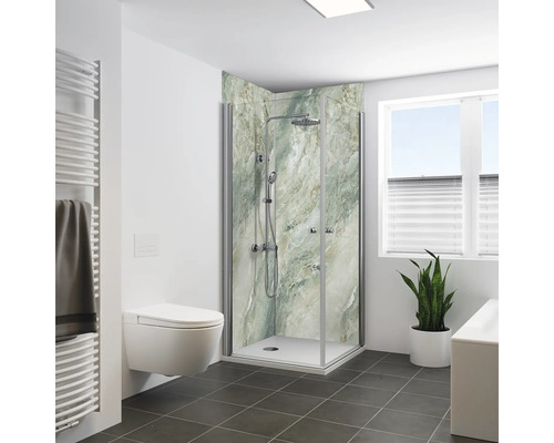 Modernes Badezimmer mit Eckdusche, Duschkabine aus Glas und Duschwand mit Marmoroptik sowie wandhängendem WC und Handtuchheizkörper.