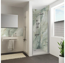 Modernes Badezimmer mit Dusche und Duschwand in Marmoroptik sowie wandhängendem Waschbecken und beheizbarem Handtuchhalter.