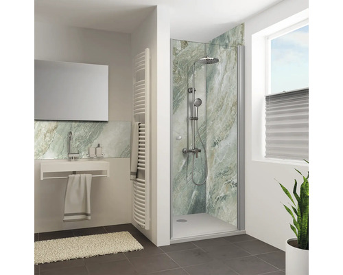 Modernes Badezimmer mit Dusche und Duschwand in Marmoroptik sowie wandhängendem Waschbecken und beheizbarem Handtuchhalter.