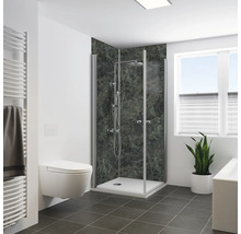 Modernes Badezimmer mit Eckdusche, Duschwänden in Marmoroptik, Wand-WC, Handtuchheizkörper und Fliesenboden in einem hellen, organisierten Raum.