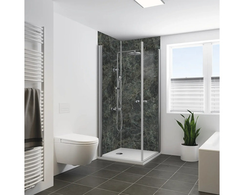 Modernes Badezimmer mit Eckdusche, Duschwänden in Marmoroptik, Wand-WC, Handtuchheizkörper und Fliesenboden in einem hellen, organisierten Raum.