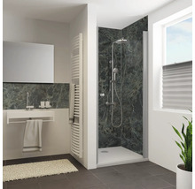 Modernes Badezimmer mit Dusche, Duschabtrennung, Armatur, Waschbecken, Handtuchheizkörper und Wandverkleidung in Marmoroptik.