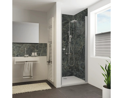 Modernes Badezimmer mit Dusche, Duschabtrennung, Armatur, Waschbecken, Handtuchheizkörper und Wandverkleidung in Marmoroptik.