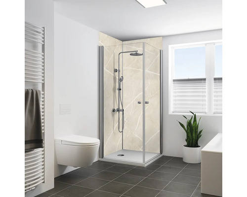 Moderne Eckduschkabine mit verchromten Profilen und beigen Duschwandpaneelen in Steinoptik in einem hellen Badezimmer mit Hänge-WC.
