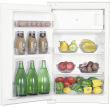 Offener weißer Kompaktkühlschrank mit Gefrierfach, Eiern, Kaffeeflaschen mit Starbucks Logo, Wasserflaschen, Obst und Gemüse.