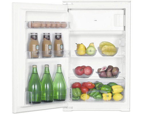 Offener weißer Kompaktkühlschrank mit Gefrierfach, Eiern, Kaffeeflaschen mit Starbucks Logo, Wasserflaschen, Obst und Gemüse.