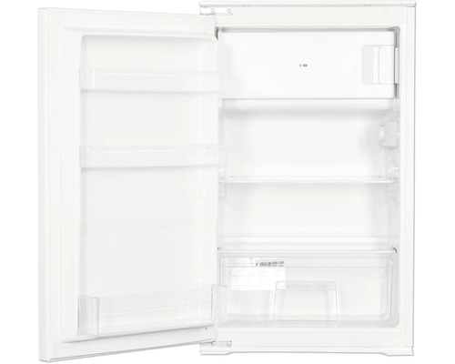 Offener Einbaukühlschrank mit Gefrierfach, zwei Glasablagen, Gemüsefach und drei Türabstellern.