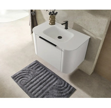 Moderner wandhängender Waschtischunterschrank mit integriertem Waschbecken, schwarzer Armatur und passender Badmatte in einem hellen Badezimmer.