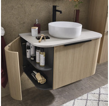 Wandhängender Waschtischunterschrank mit geriffelter Holzfront, weißem Aufsatzwaschbecken und schwarzer Armatur in einem modernen Badezimmer.