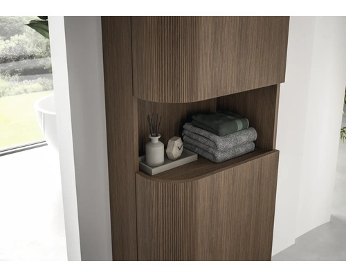 Badezimmer-Hochschrank in Holzoptik mit geriffelter Front und offenem Fach mit Handtüchern.
