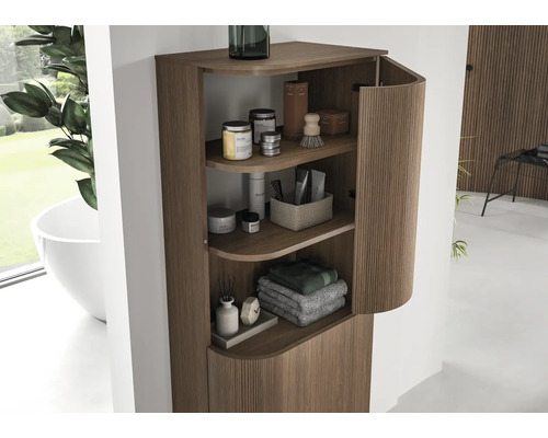 Badezimmer-Hochschrank in Holzoptik mit vertikalen Lamellen und abgerundeter Front, offen mit drei Einlegeböden für Badutensilien.